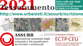 Venezia, 3 gennaio 2021. Nel corso dell’anno appena terminato, l’ASSURB si è trovato a dover affrontare soprattutto due questioni centrali per la professione di urbanista / pianificatore territoriale: la proposta di parte del CNAPPC di abolire la nostra professione e il DdL d’iniziativa governativa sulle lauree abilitanti che in linea di massima va nella direzione di una valorizzazione della nostra professione. Entrambi gli argomenti sono stati trattati in profondità nel corso del nostro convegno del 19 dicembre 2020 e ripresi anche nell’intervista al presidente Hedorfer di pochi giorni fa.  Il 2020, nonostante le oggettive difficoltà a causa dell’emergenza sanitaria, è stato però anche un anno di soddisfazioni, a cominciare dall’evento finale — purtroppo tutto online — del Premio ASSURB 2019 che si è celebrato il 21 marzo e della successiva partecipazione di due dei nostri premiati allo Young Planners Workshop 2020 organizzato dal Consiglio europeo degli urbanisti (ECTP-CEU), di cui l’ASSURB è membro fondatore. Rimanendo sul piano europeo, è doverso ricordare anche il Manifesto Re-Start Europe, che ha visto la luce a ottobre, dopo un lavoro di redazione collettiva continentale, rigorosamente online, durato pochi mesi.  Per l’ASSURB è stato anche l’anno di un rinnovamento del gruppo dirigente: in termini di componenti del CNU (Consiglio nazionale degli urbanisti) c’è stato un 20% di new entry, abbassando peraltro anche la sua età media, con un ricambio di presidente, vicepresidenti e segretario generale.  Ma per il 2021 resta ancora molto da fare. Alcune azioni, previste per l’anno scorso, non sono ancora andate in porto. Tra queste: un più vasto coinvolgimento dei soci nelle attività dell’associazione; la regionalizzazione dell’organizzazione, con la creazione di CRU (Consigli regionali degli urbanisti) e relative strutture territoriali; l’ampliamento del numero di iscritti; alcune modifiche statutarie e regolamentari, come per esempio per un maggiore coinvolgimento dei sostenitori. La nostra associazione è ancora troppo venetocentrica, soprattutto per quanto riguarda il gruppo dirigente.  Questi obiettivi devono rimanere per l’anno appena iniziato. Abbiamo bisogno di più colleghi e colleghe che ci diano una mano nell’affrontare concretamente e quotidianamente l’azione di difesa della nostra professione — sì, purtroppo ce n’è ancora bisogno! — e di promozione di una cultura della pianificazione che nel nostro paese fatica ad affermarsi, nonostante i 50 anni dall’istituzione del primo corso di laurea in urbanistica. Ne abbiamo avuto una dimostrazione molto cruenta anche in occasione della pandemia, sulla quale si è poi innescata, come un’immensa beffa, l’incredibile proposta del CNAPPC di cui sopra.  E — va detto senza giri di parola — per riuscire a rendere la nostra azione più incisiva nel mondo della professione e nella società tutta, oltre alle persone attive servono anche le risorse economiche. Per questo, l’appello che rivolgiamo ai vecchi soci e sostenitori è quello di rinnovare l’iscrizione con il versamento della propria quota annuale (25 o 50 euro per le persone fisiche, 100 euro per le organizzazioni) e, per chi si avvicina all’ASSURB, di non esitare a iscriversi a tutti gli effetti, sempre versano la propria quota annuale.  Grazie per l’attenzione e — dopo aver visitato la nostra pagina dell’iscrizione 2021 — un tempestivo e caloroso benvenuto/a in ASSURB!