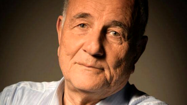 Venezia, 7 luglio 2024. Se n’è andato Stefano Boato, professore di pianificazione territoriale e urbanistica all’Università IUAV di Venezia. Apprendiamo con profonda tristezza questa notizia. Aveva 82 anni, era in pensione dall’università, ma non dalla vita sociale a Venezia e Mestre, dov’era attivo fino a pochi giorni fa a condurre le sue battaglie per un’urbanistica democratica, giusta, con regole trasparenti e capace di salvaguardare l’ambiente naturale. Sul finire degli anni ottanta ha anche rivestito la carica di assessore all’urbanistica del Comune di Venezia. In città è giustamente ricordato soprattutto per il suo pluridecennale impegno civico e politico. Per noi pianificatori-urbanisti, specialmente per quelli che hanno studiato a Venezia, che per un quarto di secolo è stata l’unica università italiana, assieme a Reggio Calabria, con un corso di laurea in urbanistica, Stefano rappresenta però uno di quei riferimenti importanti durante il proprio percorso formativo che non si dimenticano; i suoi insegnamenti sono stati capaci di accompagnarci anche dopo, nella professione, e dalle quali ancora oggi ci possiamo nutrire. Insegnava a leggere il territorio, i piani e gli effetti dei secondi sul primo. Nei suoi corsi e poi negli “atelier di progettazione” insegnava a condurre analisi storiche e fisiche puntualissime, circostanziate e mai didascaliche, che poi consentissero di elaborare una proposta e infine il piano. Non era un ‘accademico’ in senso classico. Che fosse un docente particolare lo hanno capito fin da subito, negli anni settanta, anche i suoi studenti dell’indirizzo sperimentale di un istituto per geometri a Mestre, dove insegnava prima di vincere la cattedra universitaria. Riusciva a entusiasmare i suoi studenti per la materia urbanistica a un punto tale da indurre molti a iscriversi poi al corso di laurea in urbanistica a Venezia, e non pochi di questi oggi sono esponenti di rilievo nella nostra professione e nell’accademia. Se oggi abbiamo dei pianificatori consci di sé e della propria professionalità lo si deve anche a personaggi come Stefano Boato. Un sentito abbraccio alla famiglia e agli amici da parte di tutta l’ASSURB.