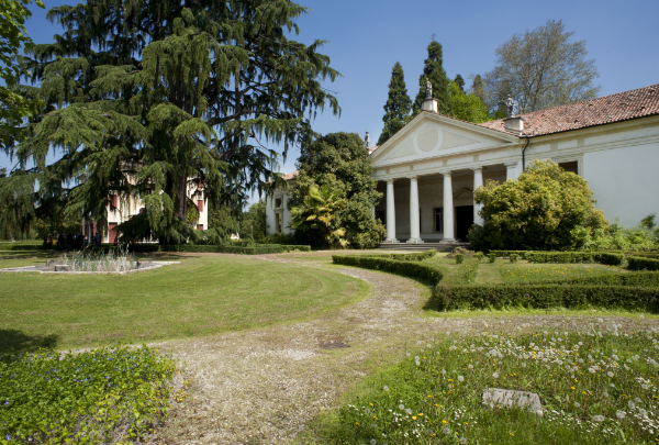 Treviso, 12 gennaio 2021. Dopo l’accordo strategico tra la Provincia di Treviso e Fondazione Cassamarca, il 12 gennaio scorso è stato pubblicato l’Avviso Pubblico di Manifestazione di Interesse per garantire la conservazione e valorizzazione dello storico compendio. L’avviso prevede di inviare, entro il 28 febbraio 2021, le manifestazioni d’interesse per poi andare a lanciare il bando ufficiale.  Villa Albrizzi-Franchetti è stata la sede storica del primo Corso di laurea in Urbanistica d’Italia.  L’obiettivo dell’avviso è la miglior valorizzazione possibile di Villa Albrizzi-Franchetti, edificio storico che richiede costante manutenzione, ordinaria e straordinaria, richiesta anche dalla Sovrintendenza. Interventi dall’impatto economico non indifferente che, dato il momento storico, gli enti gestori non possono garantire al 100%.  Il progetto è quello di suddividere il valore stimato della villa e del suo parco in 27 quote paritarie dell’importo di 500.000 euro ciascuna, richiedendo ai soggetti pubblici e privati una prima manifestazione di interesse, non vincolante, per il relativo acquisto.  La titolarità delle quote darà diritto alla fruizione completa del compendio immobiliare, secondo un calendario di attività e iniziative concordate tra le parti di anno in anno. Si prevede un termine quinquennale per il pagamento delle quote, fermo l’obbligo degli acquirenti di versare, all’atto di aggiudicazione, una somma almeno di almeno 150.000 euro come quota da usufruire subito alla manutenzione e rigenerazione della Villa. La Provincia e la Fondazione si riservano di mantenere la proprietà di alcune quote.  La foto è tratta dal sito Internet del FAI – Fondo Ambiente Italiano nella sezione “I luoghi del cuore”. Alla pagina dedicata alla Villa Albrizzi-Franchetti possono essere consultate anche altre fotografie e una scheda illustrativa.  Per chi fosse interessato alla manifestazione d’interesse, sul sito Internet della Fondazione Cassamarca si trovano:  Comunicato stampa; Bando (disponibile anche nell’archivio ASSURB).